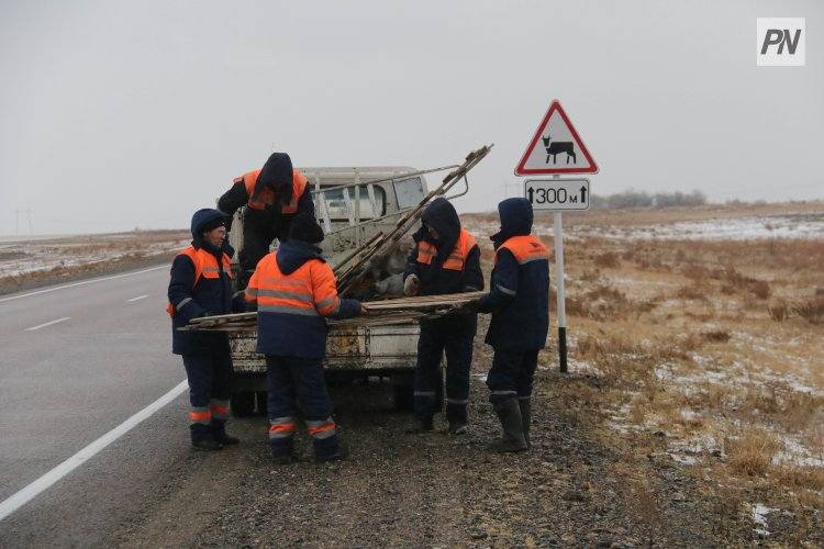 Перелив талой воды устранили на автодороге в Павлодарской области