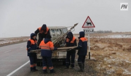 Перелив талой воды устранили на автодороге в Павлодарской области