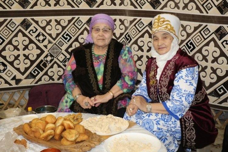 Мастерицы Павлодарского района угостили работников культуры региона
