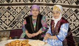 Мастерицы Павлодарского района угостили работников культуры региона