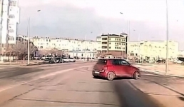 «Королева дорог»: видео с хамским поведением автоледи в Актау завирусилось в Сети