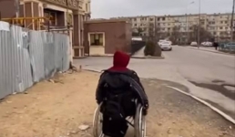 Ездить приходится по проезжей части: Актау остается недоступным для инвалидов-колясочников