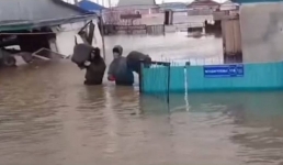 Вывозят личные вещи: как спасатели из Мангистау помогают пострадавшим от паводков жителям Актюбинской области