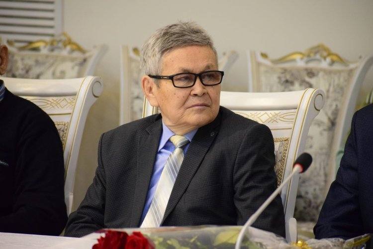 К сплоченности и сдержанности призвал павлодарский писатель