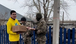 Павлодарские депутаты накормили успенских спасателей