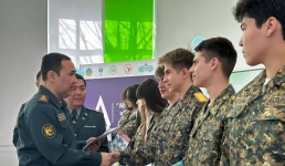 Флаг военно-патриотического клуба вручили студентам в Павлодаре
