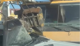В Мангистау автокран стрелой «разнес» автомобиль
