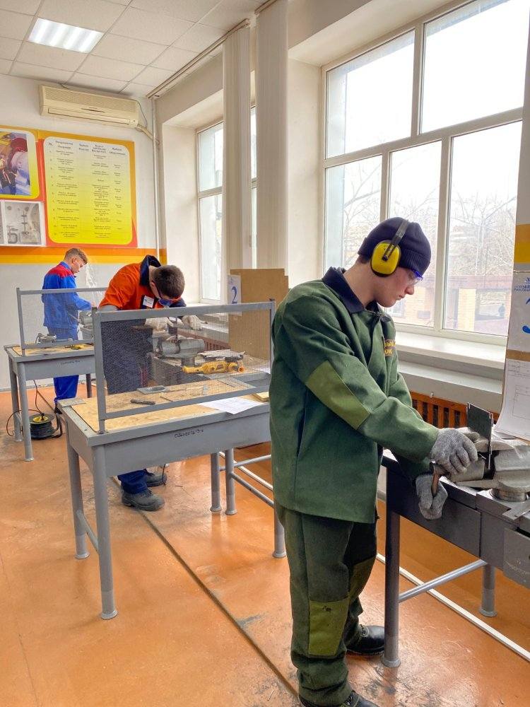 В Павлодаре стартовал командный конкурс по слесарному делу
