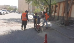 В Актау начали ямочный ремонт внутримикрорайонных дорог