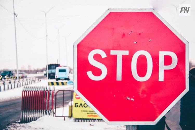 Павлодарский водитель сбил два дорожных указателя и скрылся