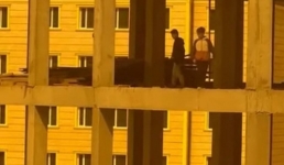 Небезопасные игры: строящуюся высотку обязали оградить в Актау
