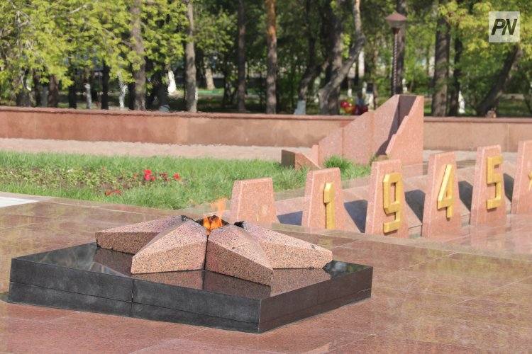 У павлодарца могут вычесть две зарплаты за разбитую звезду Вечного огня