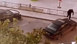 В Актау мужчина прыгал на припаркованном во дворе автомобиле