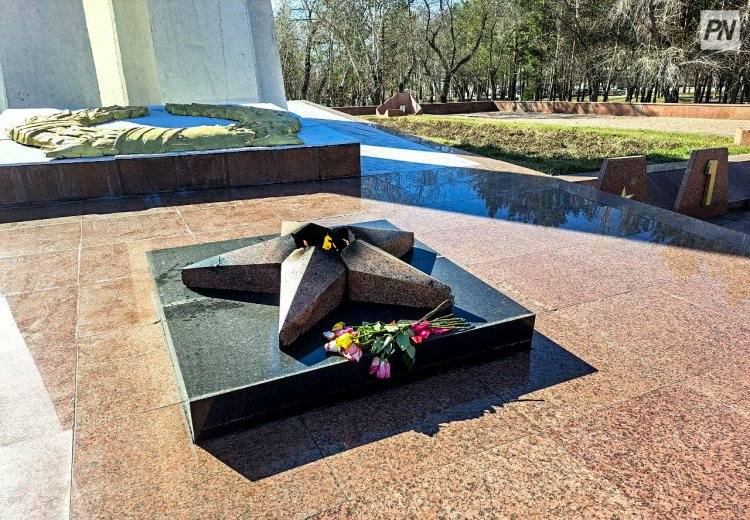 Павлодарцев пригласили возложить цветы к Обелиску Славы