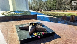 Павлодарцев пригласили возложить цветы к Обелиску Славы