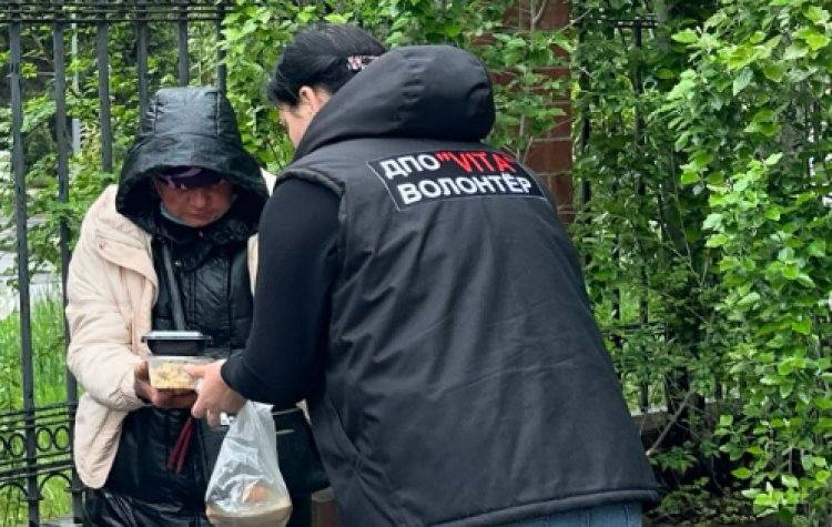 Павлодарские волонтеры раздали горячие обеды бездомным