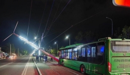 В Павлодаре водитель автобуса врезался в трамвайный столб и погиб