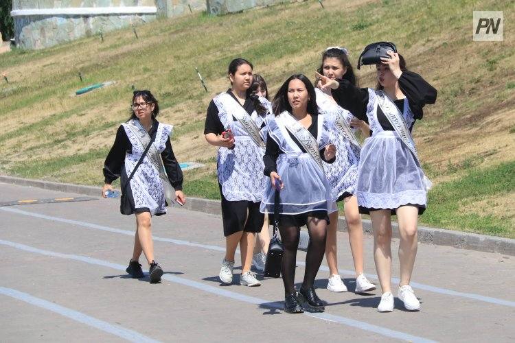 Стотысячная армия павлодарских школьников выходит на каникулы