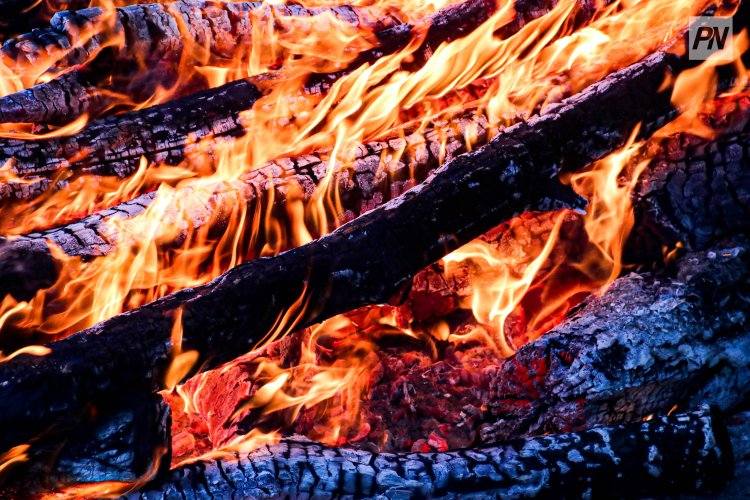 В пригороде Павлодара пламя охватило две постройки