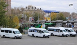 Павлодарских автобусников наказали за разговоры за рулём