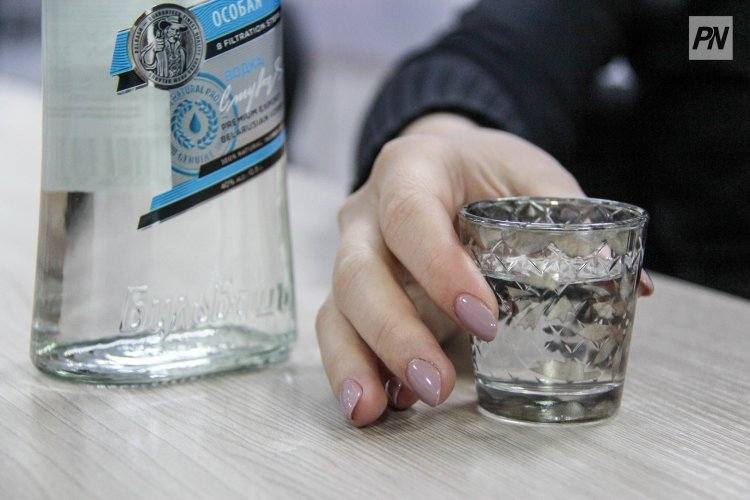 Павлодарцев наказали за встречу на детской площадке с алкоголем