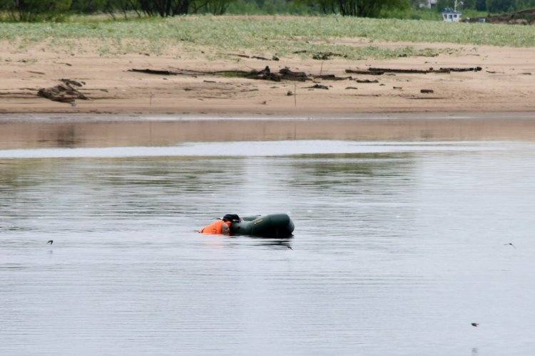 В Павлодаре спасли выпавшего из лодки мужчину