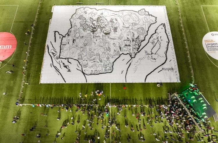 Врач из Нигерии нарисовал гигантскую картину