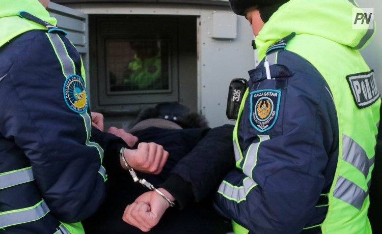 В Павлодаре накрыли склад с тысячей вейпов