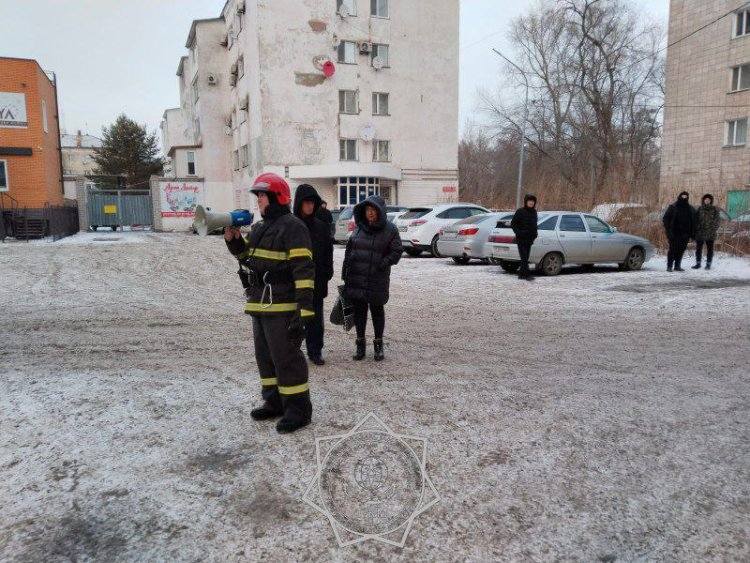 В Павлодаре несколько часов тушат газгольдер