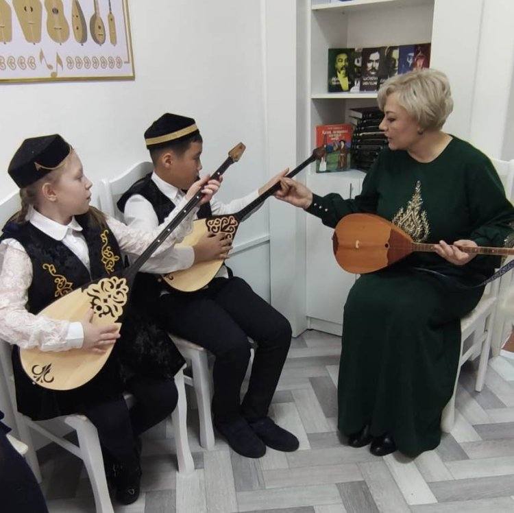 Экибастузцы изучают казахский язык, играя на домбре