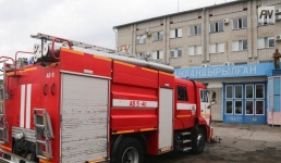 В павлодарской многоэтажке загорелся мусор