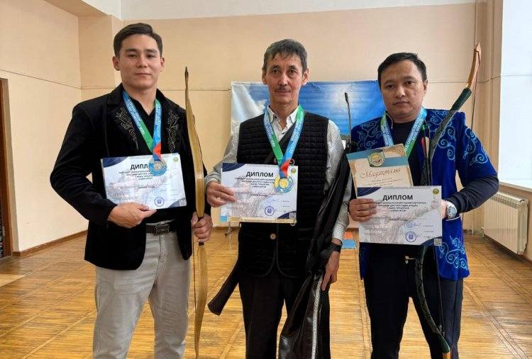 Павлодарские учителя состязались в стрельбе из лука