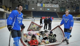 Хоккеистов из Павлодара забросают плюшевыми мишками