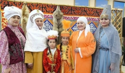 Павлодарка отследила родовые черты казахов через головные уборы