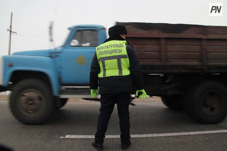 В Павлодарской области грузовик столкнулся с трактором