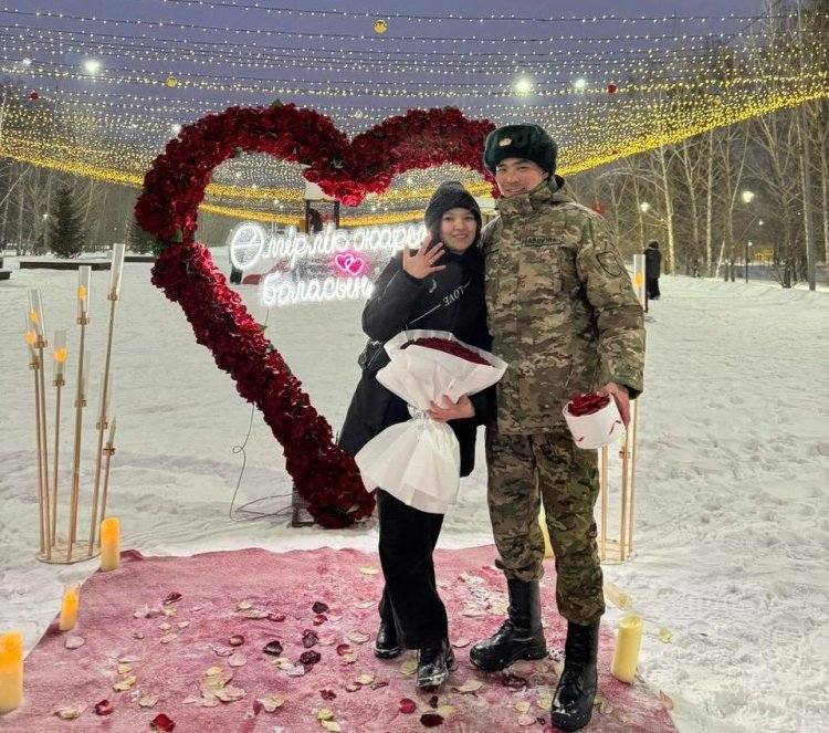 В Павлодаре гвардеец после присяги сделал девушке предложение