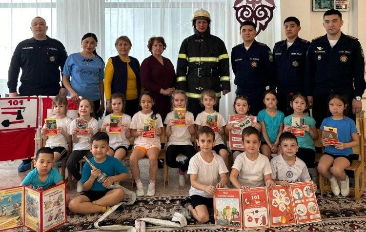 Павлодарские дошколята примерили шлемы пожарных
