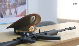 Быстрее норматива разбирают автомат Калашникова павлодарские студентки
