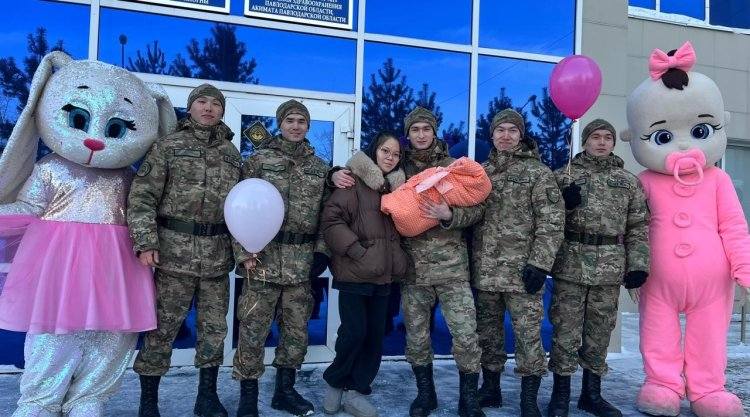 В Павлодаре гвардейцы устроили теплую встречу у роддома