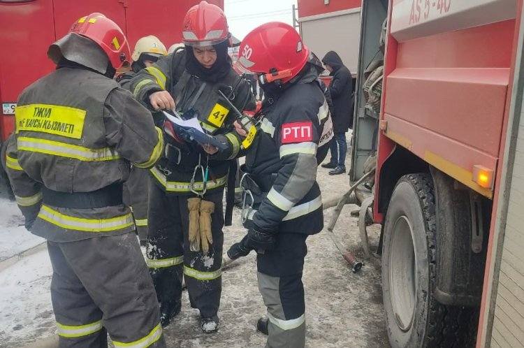 В Павлодаре троих человек спасли при пожаре в магазине
