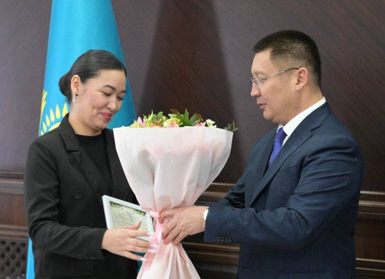 Асаин Байханов поздравил работниц промышленных предприятий региона