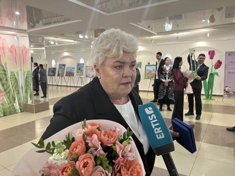 Павлодарская блондинка получила награду от Президента