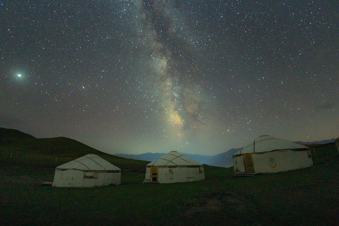 Юрта и звёзды в небе: как переселенцы из Китая оживляют в Успенке древнюю магию