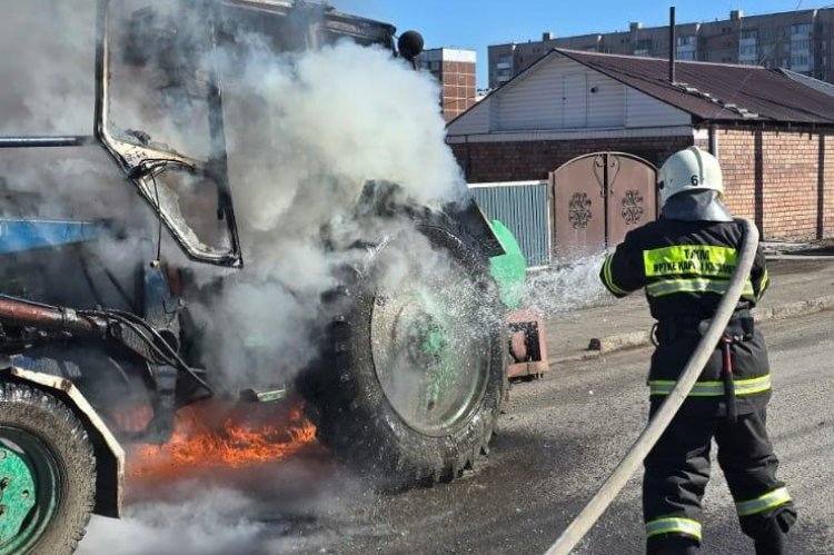 В Экибастузе пожарные оперативно потушили горящий трактор