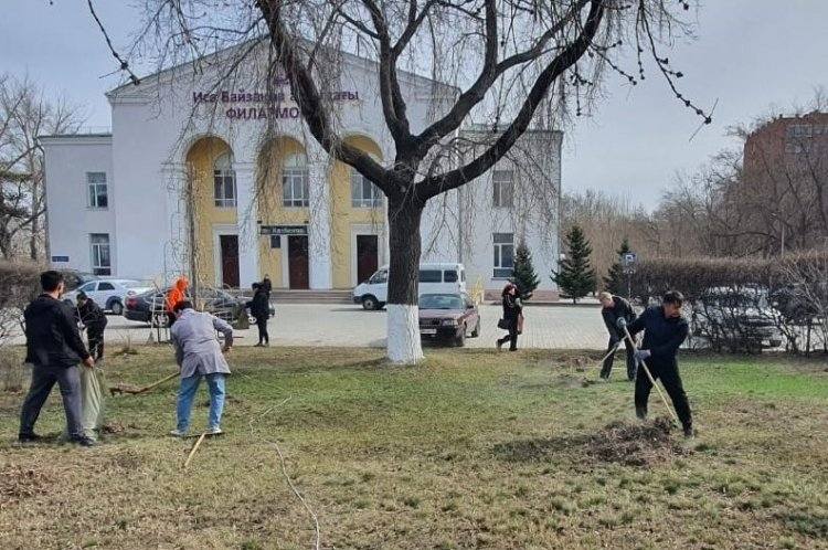 Артисты филармонии в Павлодаре сменили музыкальные инструменты на мётлы