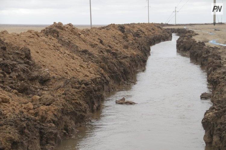 В Кенжеколе укрепили противопаводковую насыпь