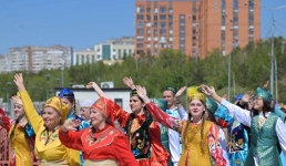 Этносы прошли шествием по набережной Павлодара