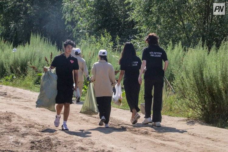 Павлодарские волонтёры отдали дань уважения павшим воинам