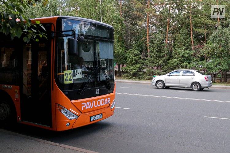 В павлодарском автобусе прокатились певцы в погонах