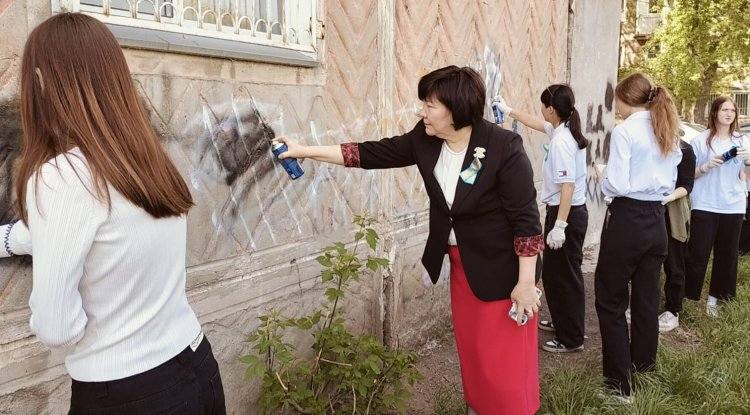 В Павлодаре прошла  масштабная акция против уличной наркорекламы